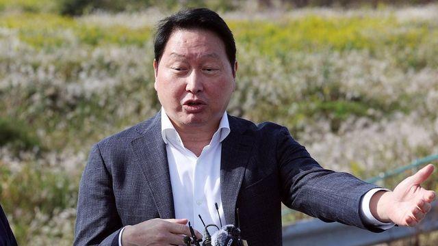 군공항 찾은 최태원, “가장 빠른 속도로 최대한 짓겠다”