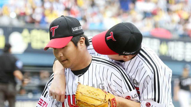 KIA는 이겼다...'문보경 통한의 송구 실책' LG, 롯데에 완패→멀어지는 준PO 직행