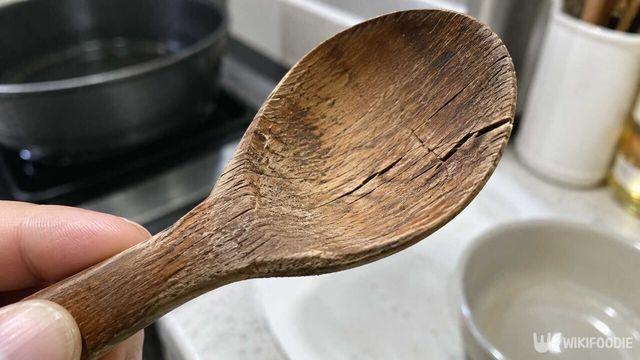 나무 수저에 이런 금 생겼다면 계속 쓰지 마세요… 교체해야 할 신호입니다