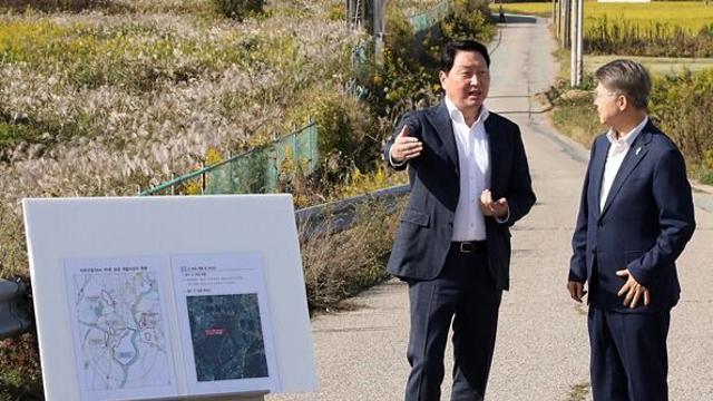 최태원 SK 회장, 전남광주 반도체 특화단지 점검…생산기지 확충 가속
