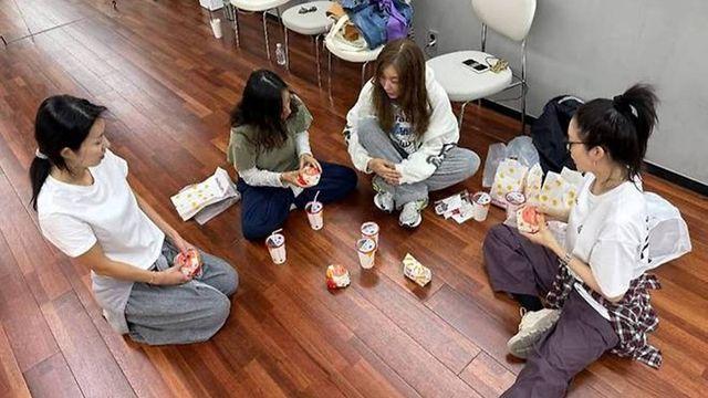 연습실 바닥에 털썩 앉아 햄버거 먹방…깜짝 근황 전한 ‘1세대 걸그룹’ 정체