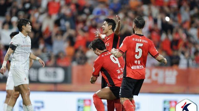 '후반전 골!골!' K리그1 강원, 포항 2-0 꺾고 3위로 상승(종합)