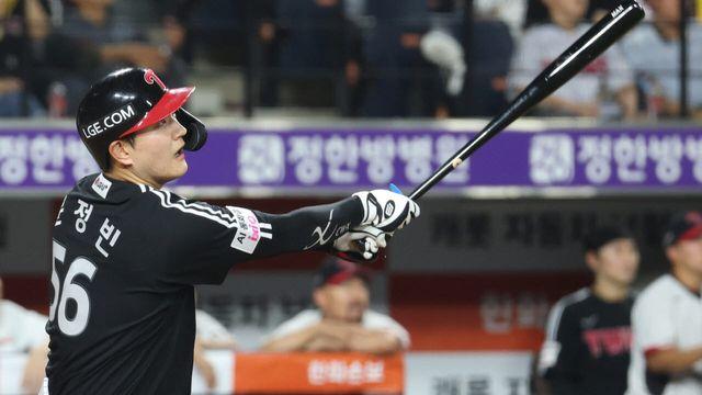 문정빈 5안타·송찬의 연장 결승타… LG, 3위 불씨 살렸다