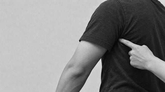 '잘 생겨서 말 걸고 싶어' 겨드랑이 찔러…초범인데 강제추행 벌금 낮출 수 있나?