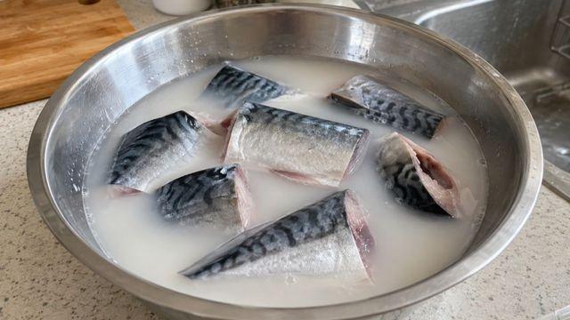 [위키꿀팁] 집에 있는 고등어를 '이 물'에 꼭 담가 두세요… 가족들이 더 달라고 난리입니다