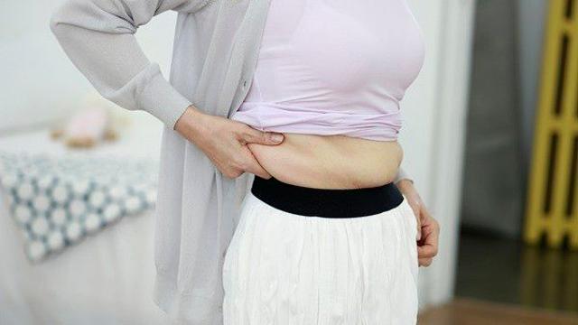 빠지지 않는 뱃살…지방흡입? 복부성형? “원인 따라 수술법 달라요”