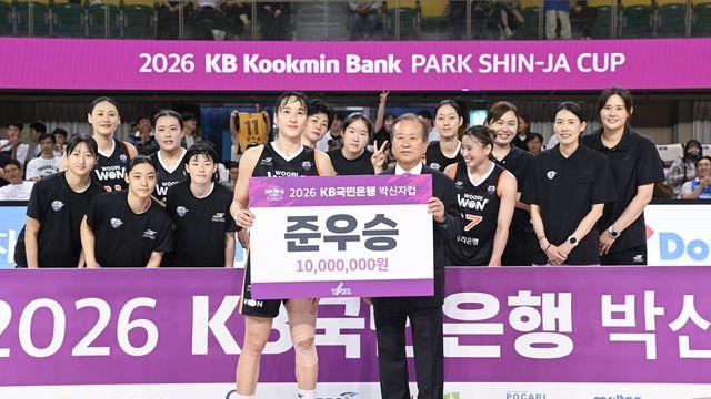 ‘이명관 20점 활약’ 우리은행, 후지쯔에 71-78로 패하며 박신자컵 준우승…후지쯔는 대회 3연속 우승
