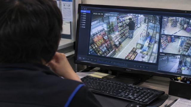 물인줄 알고 대충 닦았는데… 새벽, 편의점 CCTV에 충격적인 장면 찍혔다