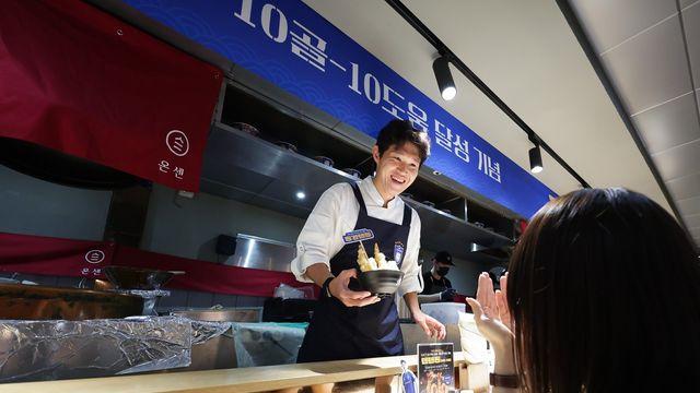 [SD 현장 라이브] 팬 200여 명에게 텐동 대접한 울산 이동경…“2시즌 연속 10골-10도움 달성 응원해 준 팬들께 감사…나아가 2년 연속 MVP 수상 도전한다”