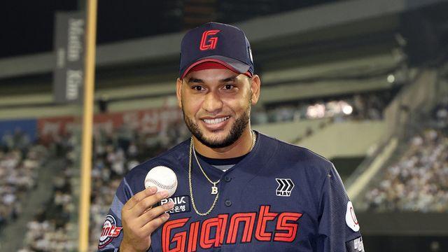 ‘KBO 최초-최고 기록’ 레이예스의 211안타→‘3년 연속 최다안타왕’