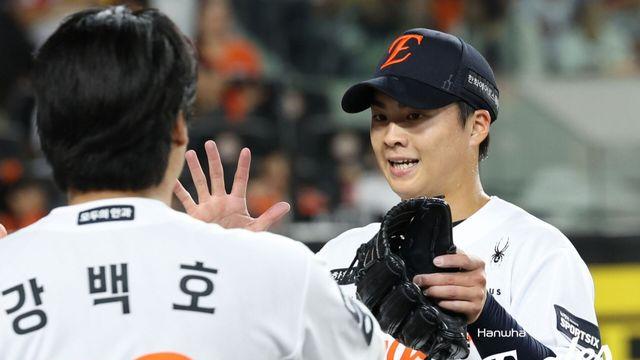 류지현 한화 신임 감독, 'AG 경계 1순위' 왕옌청과 동행...부임 첫날부터 선물 받았다