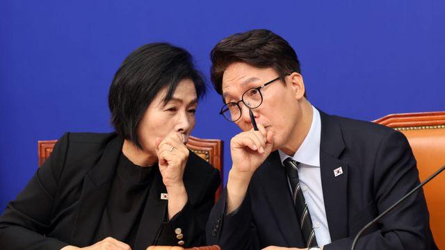 與 최민희 