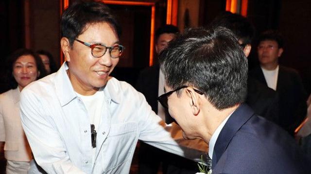 이수만, 두 그룹 동시 데뷔 쇼케이스…컬처 테크놀로지 강조