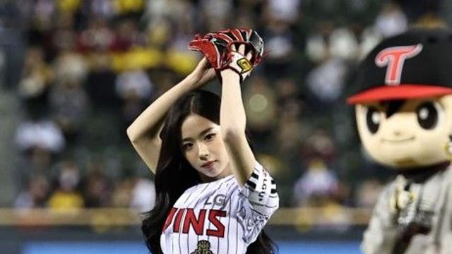 시구부터 치어리딩까지 'LG 찐팬' 트리플에스 김채연, 가을 야구에서도 승리 요정 되다