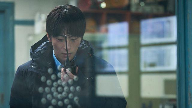 구교환, 김윤석 후임 역무원으로 변신…영화 ‘폭설’ 캐릭터 스틸 공개