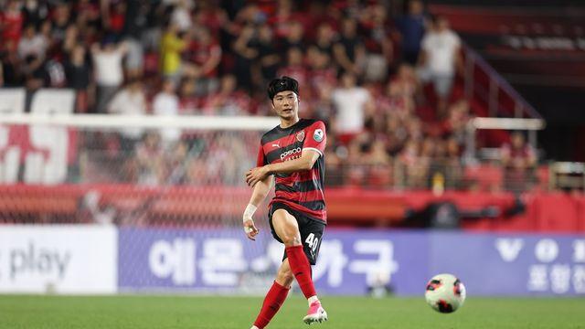 [사커피플] “예전처럼 뛸 순 없어도 팀에 도움 되는 방법은 안다” 기성용, 세월의 변화를 받아들이며 포항에서 찾은 베테랑의 역할