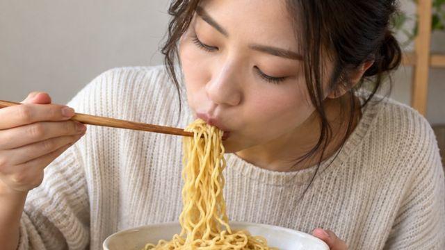 “목 막히는데도”…최근 SNS에 무섭게 퍼지고 있는 특이한 '라면 먹는 법'
