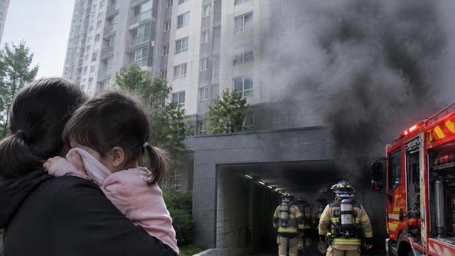 평택 아파트 지하 화재로 11명 부상…2세 여아 중상
