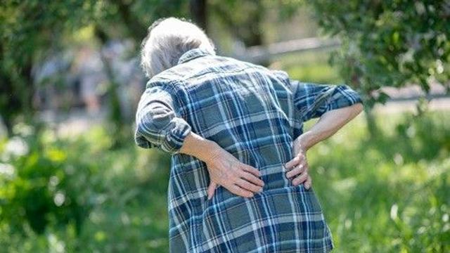 걷다가 자꾸 쉬는 부모님…‘척추관협착증’ 의심하세요