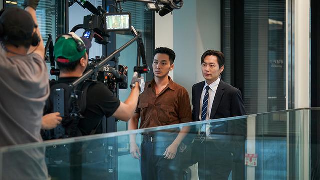 변요한·노재원, 촬영 전부터 카드 끼고 산 이유…‘타짜: 벨제붑의 노래’ 프로덕션 스틸 공개