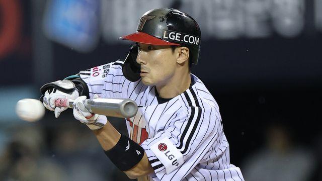 [속보] '휴~다행이다' LG 신민재 허벅지 큰 이상 없어, 광주 원정 동행한다
