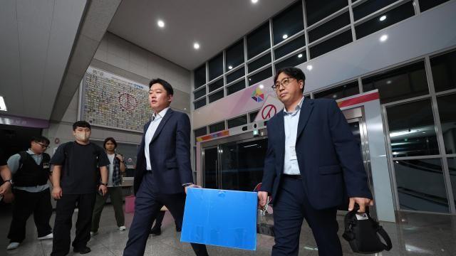 특검, 중앙선관위 등 7곳 압수수색…투표자수 허위 입력 확인