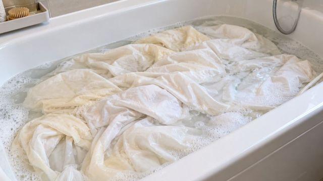 [위키꿀팁] 누렇게 변한 침대 시트는 '여기에' 푹 담가 두세요… 또 새것 살 필요 없습니다