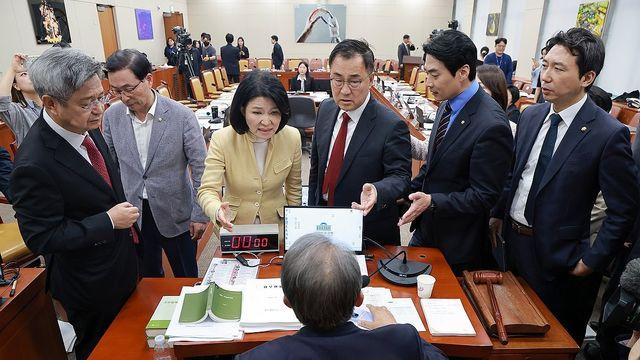 과방위 국감, 이진숙·한준호 제척 공방 끝 파행(종합)