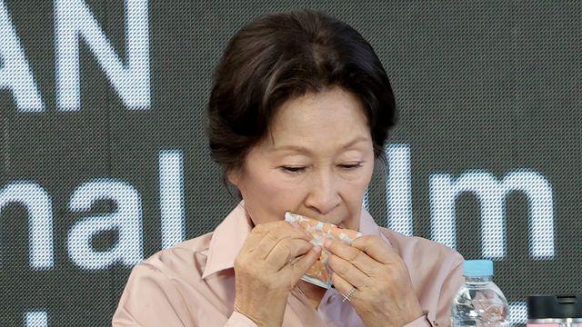 감기 몸살에 시사회 불참 김혜자, '자필 편지' 2장 남겼다