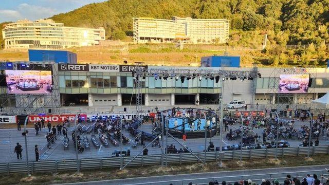 “차 달리던 곳에 철장이?”... 인제스피디움 서킷, 격투기 무대로 변신