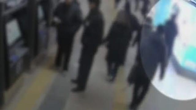 쇼핑몰서 휴대폰 '툭' 떨어뜨린 남성…38명 속여 2200만원