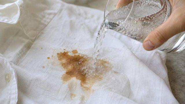 [위키꿀팁] 흰 셔츠에 묻은 얼룩에는 집에 있는 '이것' 부어 보세요… 너무 간단한데 유용합니다
