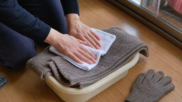 [생활꿀팁] 울 목도리 빨고 '이것' 깔아 펴서 말려보세요…늘어짐 걱정이 줄어듭니다