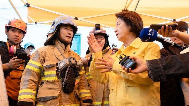 부천 화재현장 찾은 추미애 경기도지사, “부상 소방관 치료와 회복에 최선을 다하겠다”
