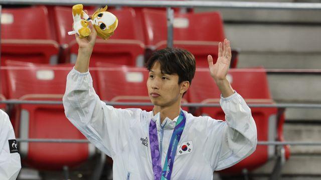 축구선수 엄지성 향해 쏟아진 인종차별 모욕… 英 경찰, 50대 관중 체포