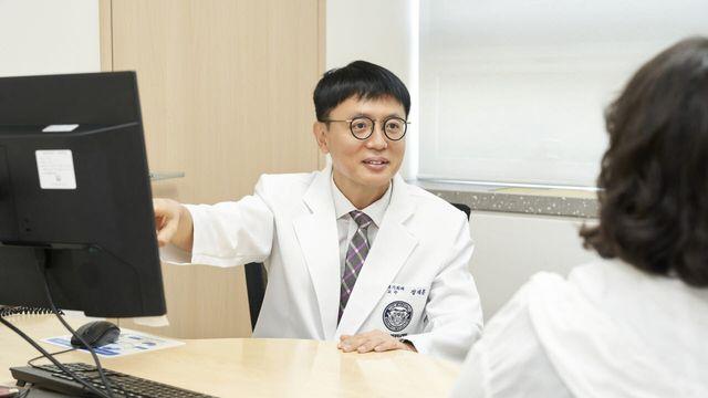 기름진 식사 뒤 명치·오른쪽 윗배 ‘쥐어짜는 통증’… 담석증 의심