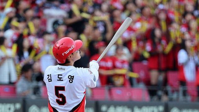 김도영 홈런 2방 포함 4타점 원맨쇼…KIA, PO진출 71％ 잡았다(종합)