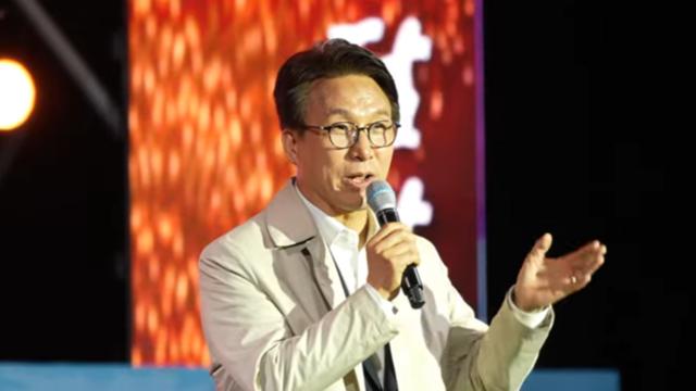“관객들 야유 속에 영상 삭제까지”… 가수 노래 끊고 무대 오른 정치인 누구?