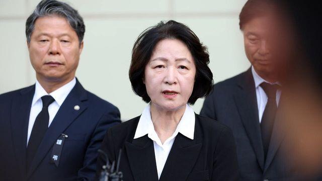 고개 숙인 추미애 