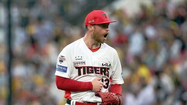 '초전박살' KIA, 이틀 연속 LG 꺾고 준PO 2연승…앞으로 1승(종합)