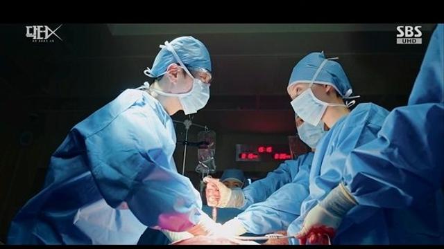 수술 중 환자 장기에 새겨진 이니셜 ‘충격’…김지원, 장승조와 본격 대립 (‘닥터X’)