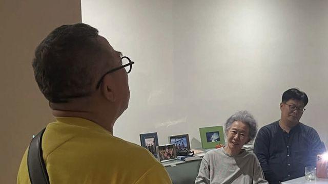윤여정, 자택서 조촐한 팔순 파티…오스카 트로피와 함께