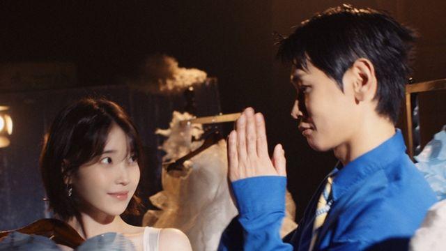 크러쉬·아이유, 장난치다 묘한 기류…‘삐그덕’ MV 속 달달한 케미
