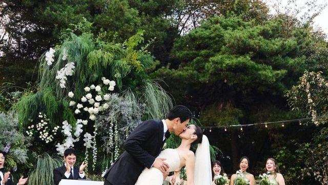 ‘케데헌’ 이재♥샘 킴, 동화 같은 결혼식 사진 공개…외조부 신영균 옛집서 입맞춤