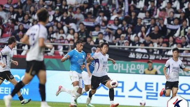 안양 파이널A 실패에도 '차세대 센터백' 건졌다! '포항전 공중볼 100%' 김지훈, 유병훈의 믿음 증명