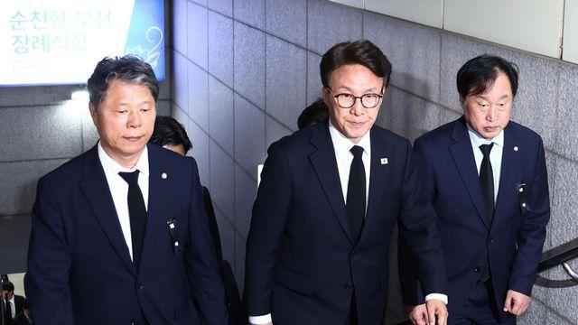 대체 왜 새벽 5시에... 김민석 지난달 일까지 파묘