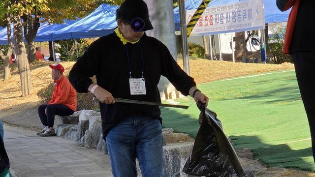 “체육대회 끝나도 뒷정리까지”…과천 중앙동, 관문체육공원 환경정화