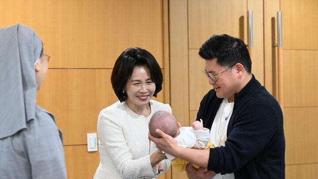 김혜경 여사 “아이 키우려면 온 나라의 도움 필요”