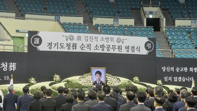 “당신의 내일을 함께 할 수 없어 비통합니다”…고(故) 김진석 소방위 영결식 엄수 [현장, 그곳&]