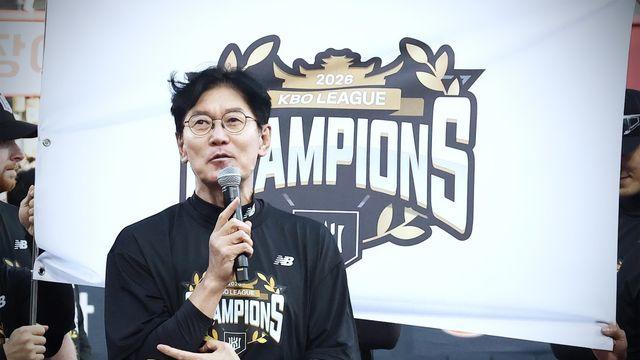 “KBO 최고 감독과 함께할 수 있어 기쁘다” 이강철 KT 감독, 사령탑 역대 최고 대우로 재계약